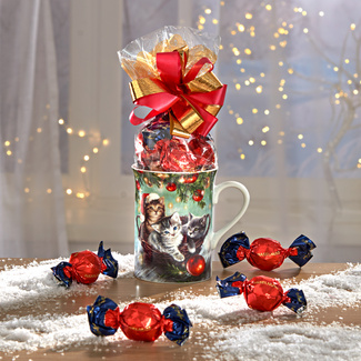 Kaffeetasse "Weihnachtskätzchen im Korb" mit Pralinen Kaffeetasse "Weihnachtskätzchen im Korb" mit Pralinen