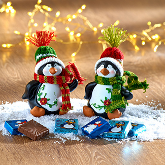 Pinguin-Figur mit Eiskonfekt gefüllt Pinguin-Figur mit Eiskonfekt gefüllt