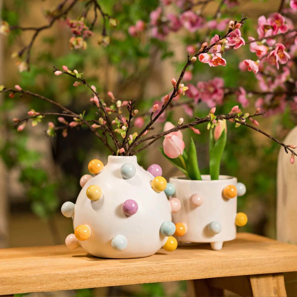 Vase mit Kugeln aus Keramik