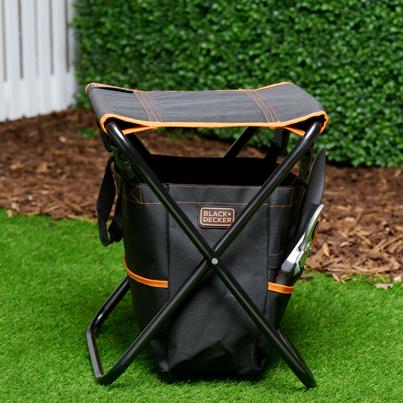 Gartenhocker mit Werkzeugtasche Black+Decker