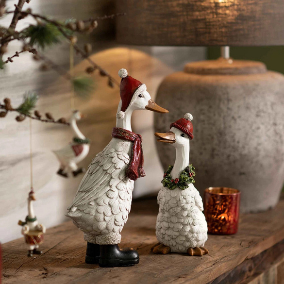 Weihnachtsgans aus Poly mit Nikolausmütze und Schal