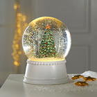 LED-Schneekugel "Weihnachtsbaum"