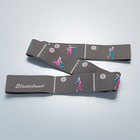 Fitnessband mit aufgedrückten Übungen