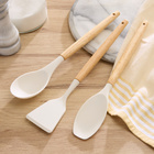 Küchenutensilien mit Buchenholzgriff