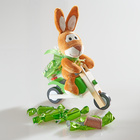 Hase auf Motorrad mit Konfekt